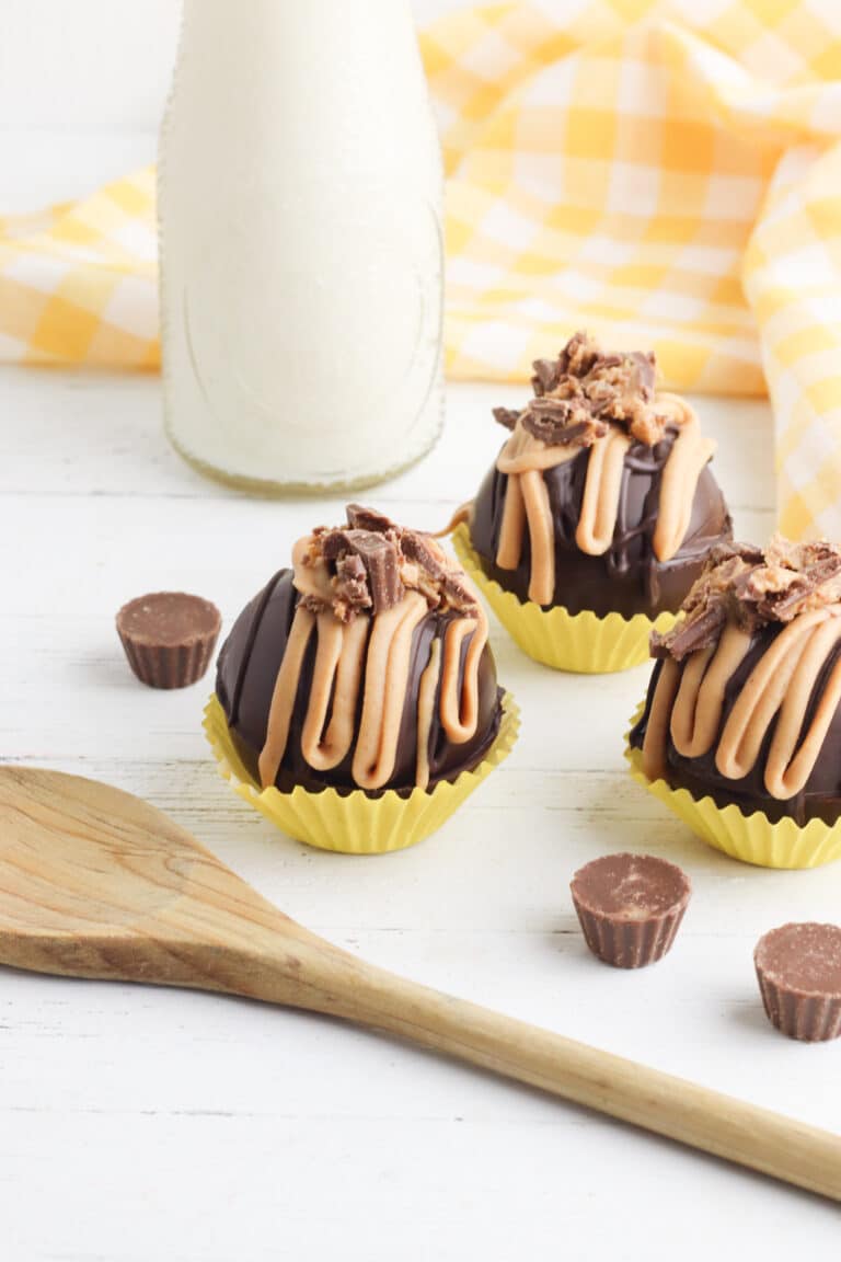 Peanut Butter Cup Hot Chocolate Bombs | When is Dinner